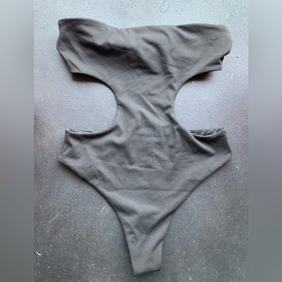 Cutting corners swim/bodysuit - Picture 2 of 5